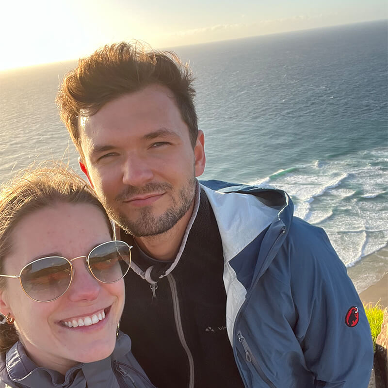 Selfie von einer jungen Frau mit Sonnenbrille und einem Mann in blauer Jacke