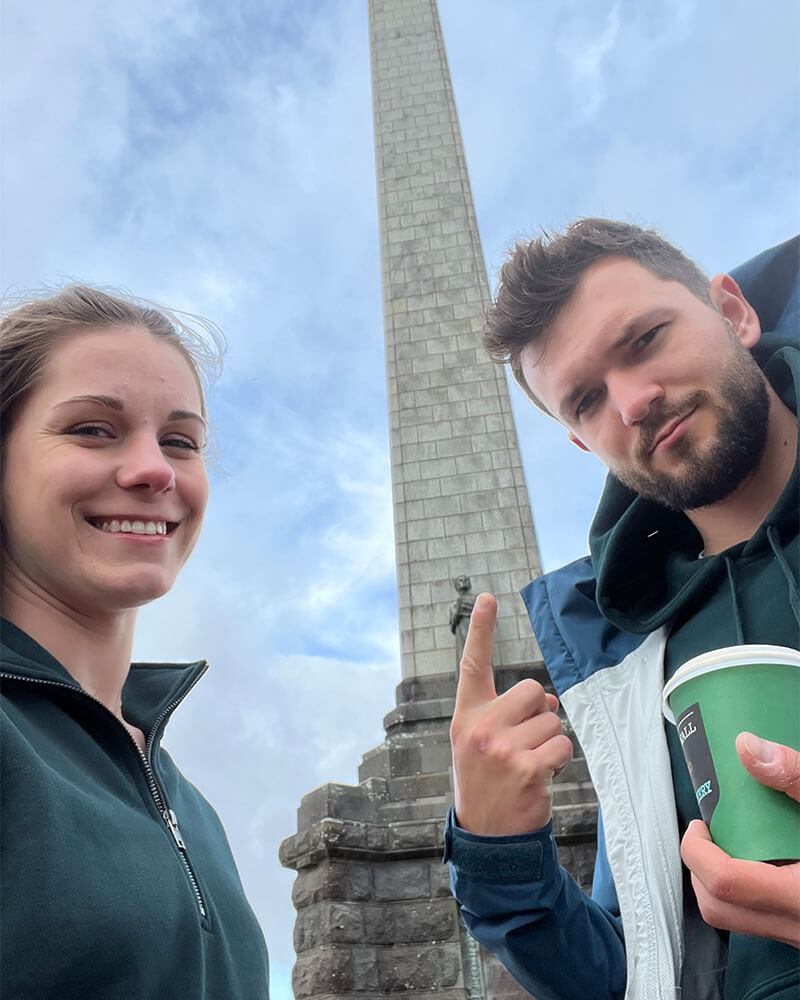 Selfie von einem Paar vor dem Obilisk auf dem One Tree Hill