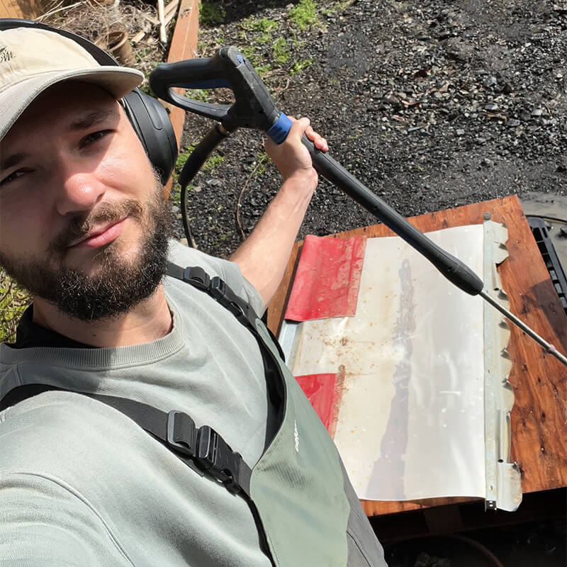 Selfie von einem jungen Mann mit einem Waterblaster in der Hand 