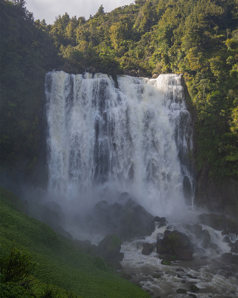 Breiter Wasserfall