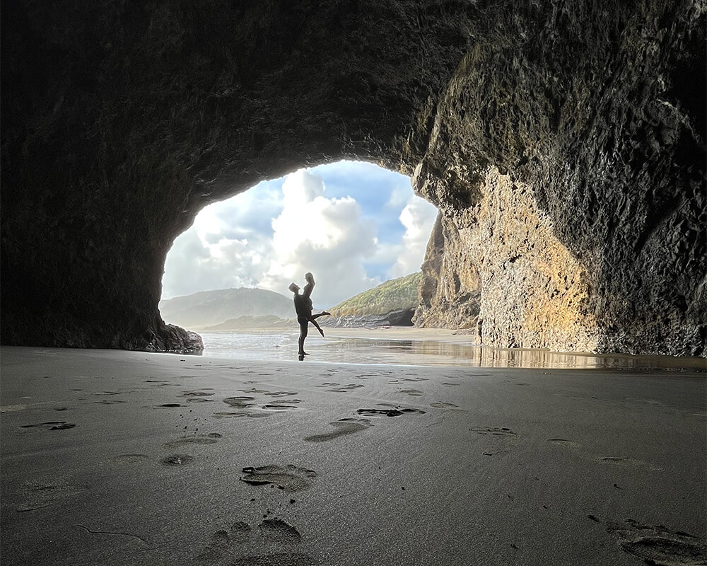 junges Paar in einer Höhle am Strand