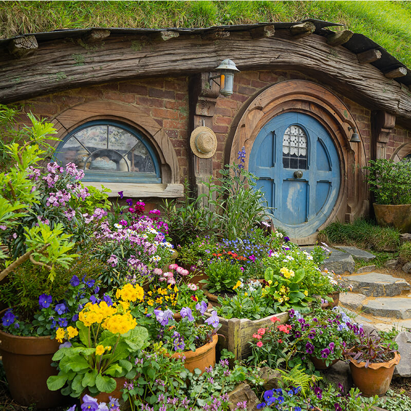 Hobbit-Höhle mit Blumengarten