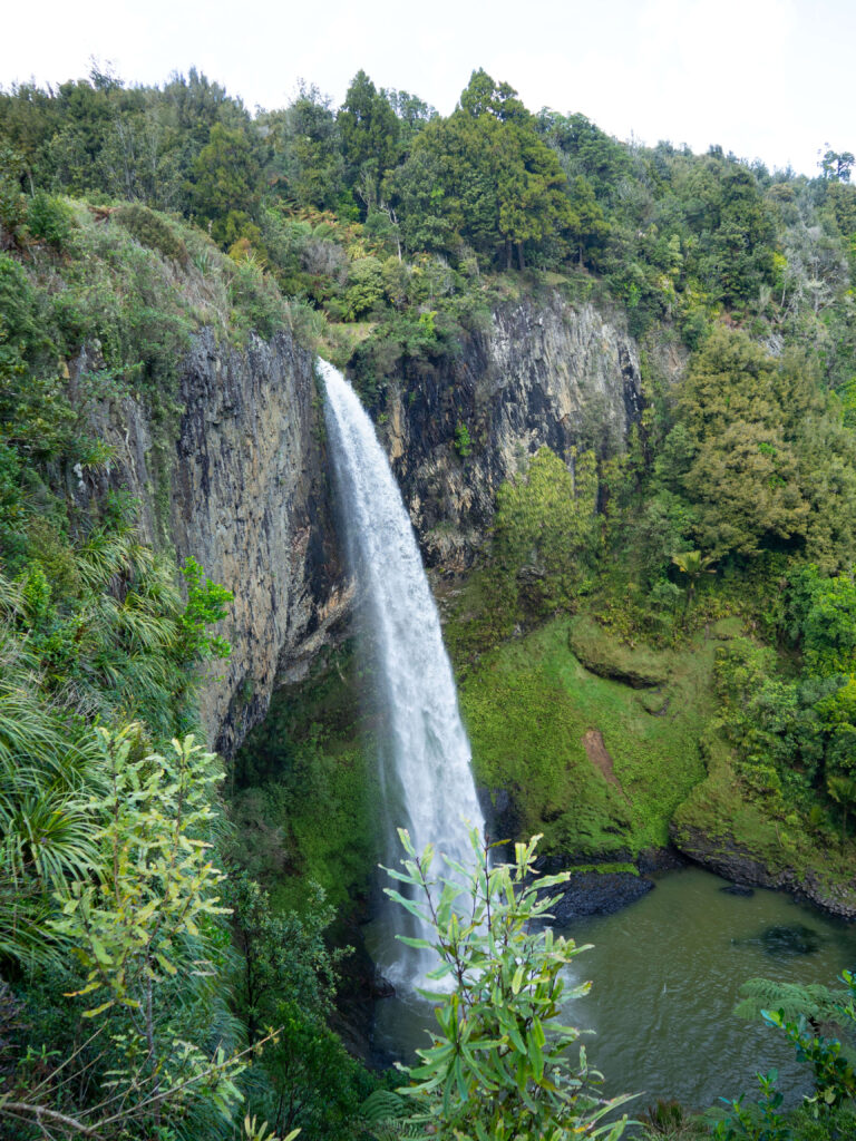 Wasserfall, der aus einer Klippe kommt