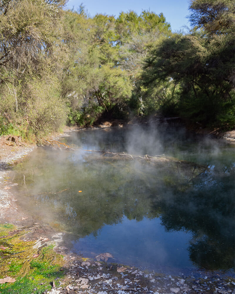 Teich mit etwas Dampf auf der Wasseroberfläche