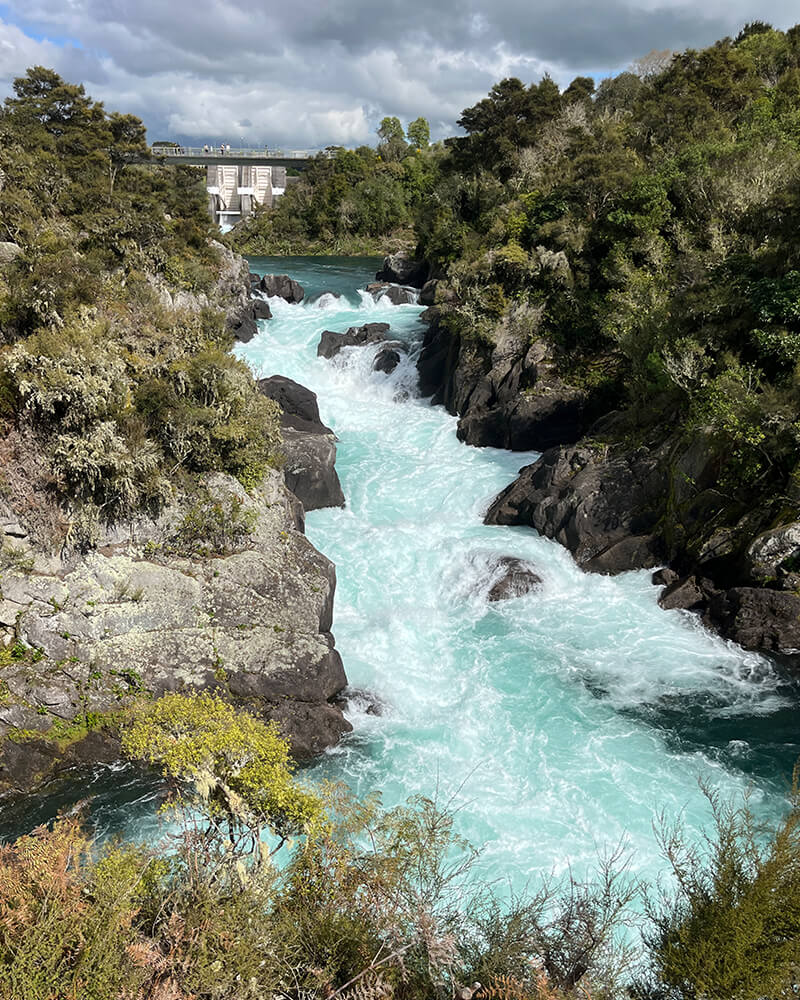 Reißender Fluss mit türkisem Wasser