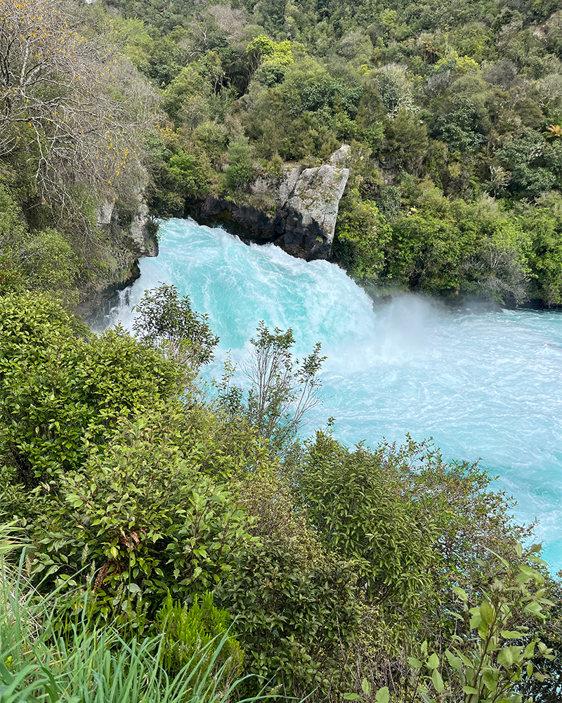 kleiner Wasserfall mit türkisenem Wasser