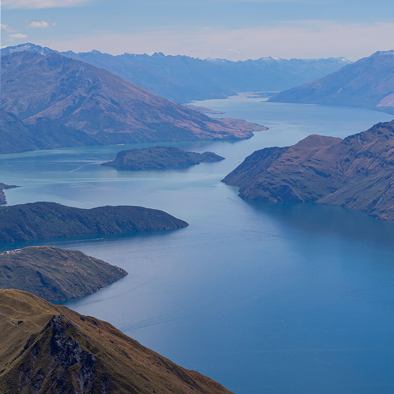 blick von Oben auf den Lake Wanaka mit umliegenden Bergen