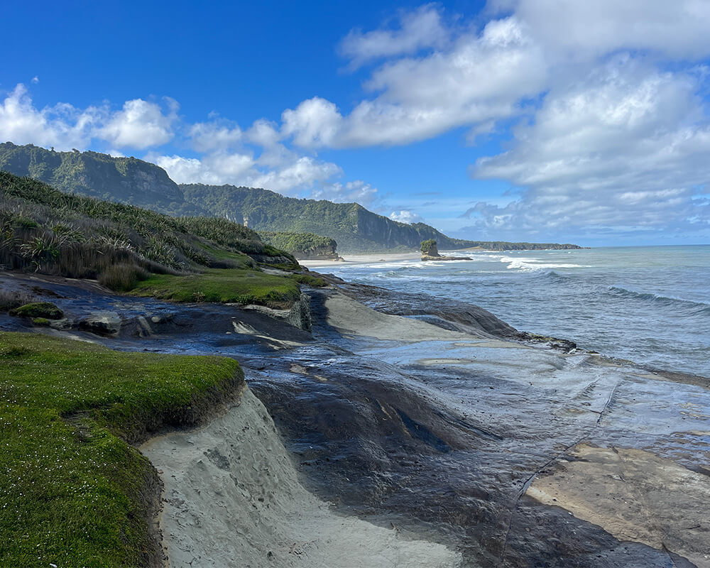 Blick seitlich auf die Küste an der West Coast