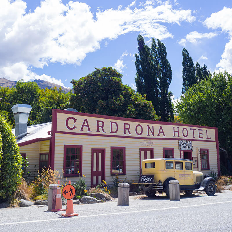 Cardrona Hotel von außen mit gelben Auto davor