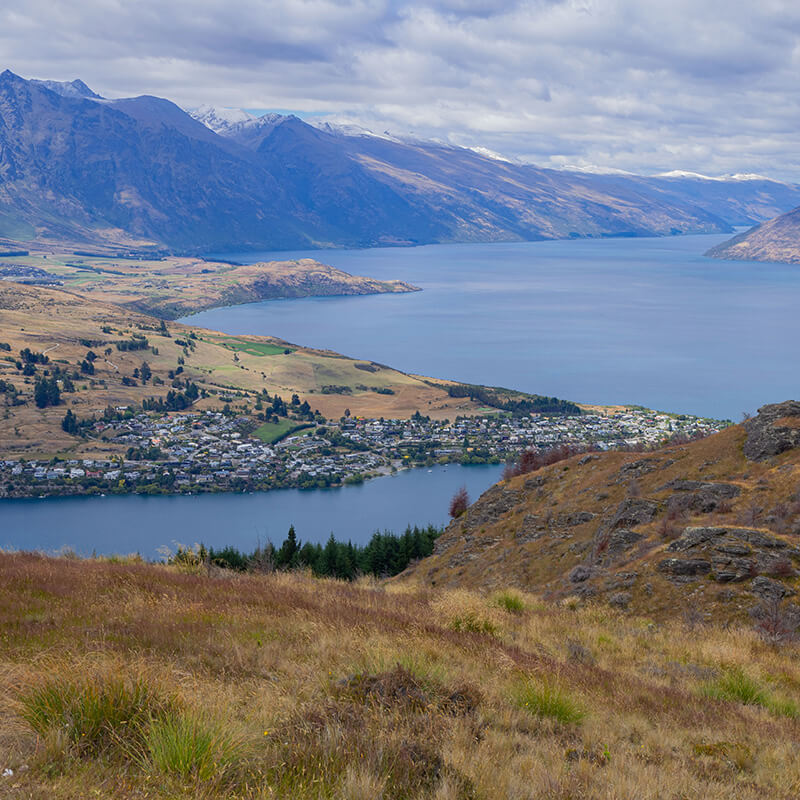 Blick von Oben auf den Lake Wakatipu
und Queenstown mit umliegenden Bergen